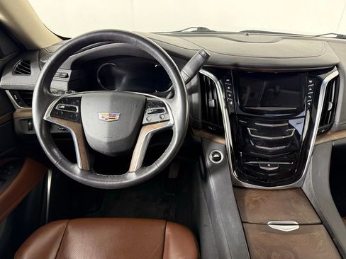 Used 2020 Cadillac Escalade Premium Luxury image 4