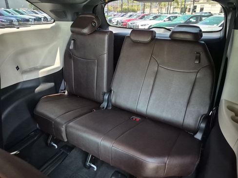 Used 2024 Toyota Sienna Platinum FWD image 33