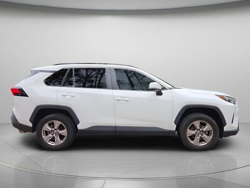 Used 2022 Toyota RAV4 XLE w/ Convenience Package FWD image 6