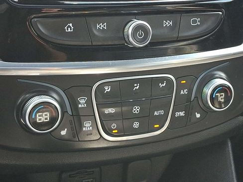 Used 2023 Chevrolet Traverse LT w/ LT Premium Package AWD/4WD image 16