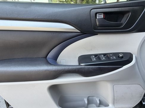 Used 2017 Toyota Highlander Plus FWD image 13