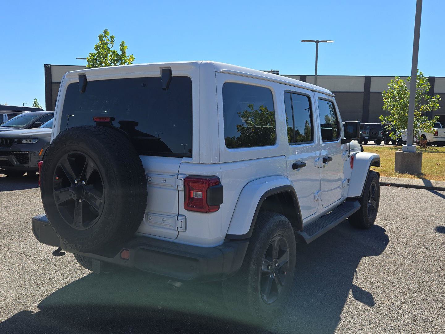 Used 2022 Jeep Wrangler Unlimited Sahara AWD/4WD image 7