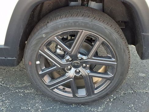 New 2026 Jeep Compass Latitude w/ Sun and Sound Group AWD/4WD image 5