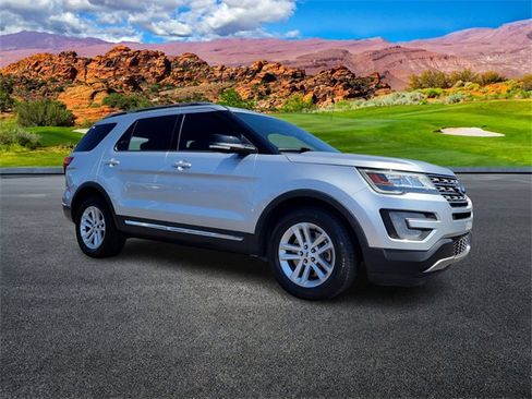 Used 2017 Ford Explorer XLT w/ Equipment Group 202A image 2