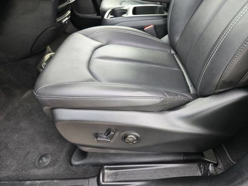 Used 2025 Chrysler Pacifica Select FWD image 15