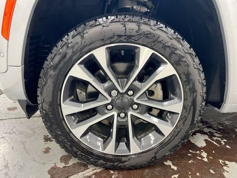 Used 2023 Jeep Grand Cherokee L Overland w/ Luxury Tech Group IV AWD/4WD image 29
