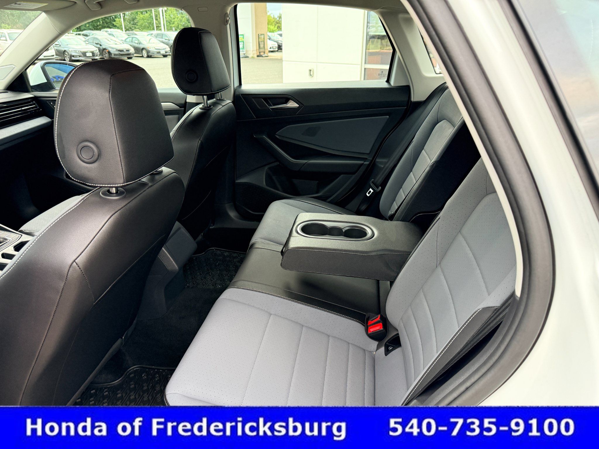 Used 2025 Volkswagen Jetta SE FWD image 23