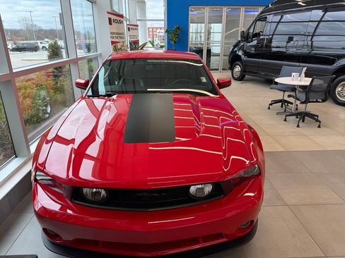 Used 2010 Ford Mustang GT Premium image 2