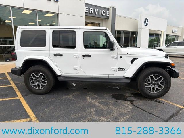 Used 2025 Jeep Wrangler Unlimited Sahara AWD/4WD image 9
