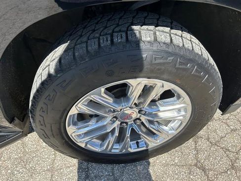 Used 2023 GMC Yukon XL SLT image 32