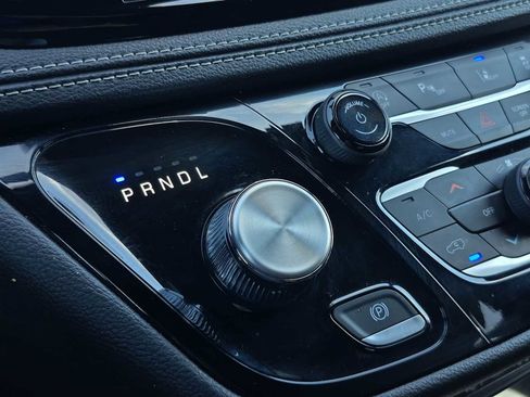 Used 2024 Chrysler Pacifica Touring FWD image 21