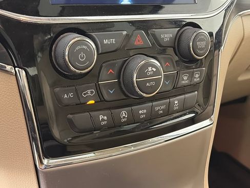 Used 2020 Jeep Grand Cherokee Limited AWD/4WD image 21