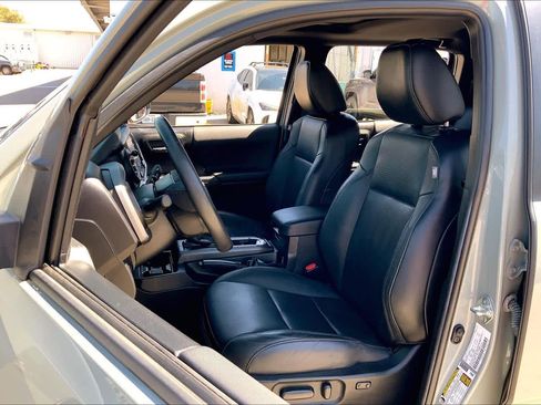 Used 2022 Toyota Tacoma TRD Off-Road w/ TRD Premium Off Road Package image 7