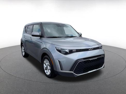 Used 2025 Kia Soul LX w/ LX Technology Package FWD image 3