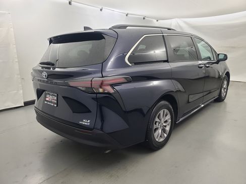 Used 2024 Toyota Sienna XLE image 4