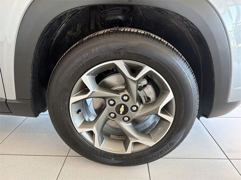 Certified 2025 Chevrolet Trax LT w/ LT Convenience Package image 14
