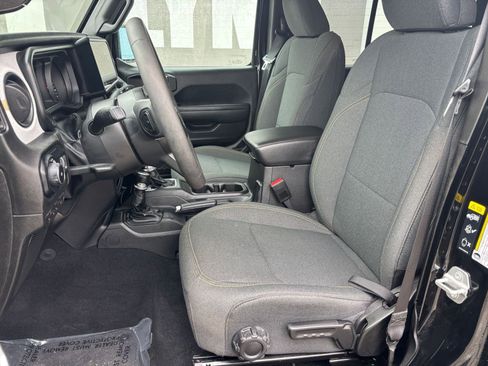 Used 2025 Jeep Wrangler Sport S image 32