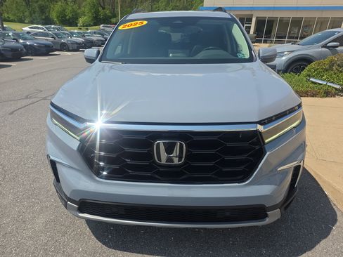 Used 2025 Honda Pilot Touring image 2