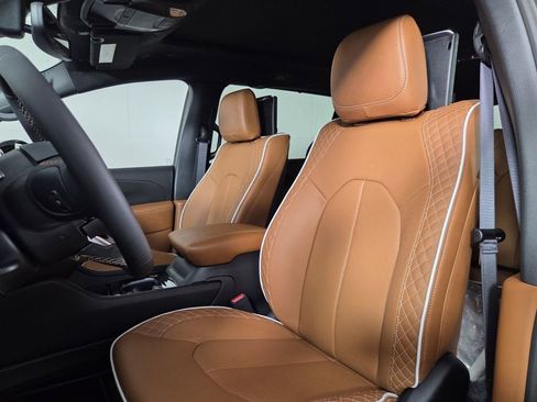 New 2026 Chrysler Pacifica Pinnacle w/ Trailer Tow Group image 16