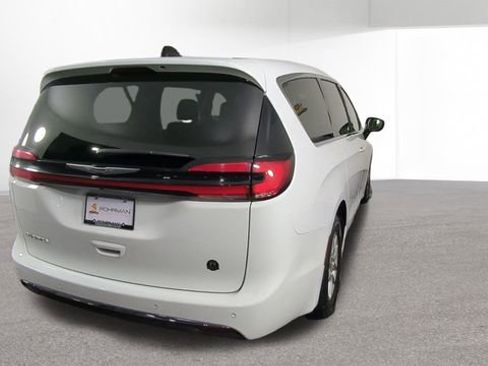 Used 2024 Chrysler Pacifica Touring-L FWD image 9