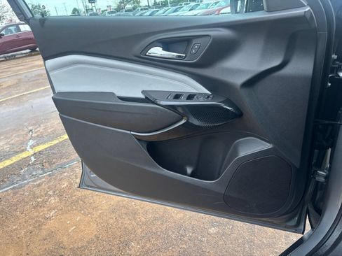 Used 2025 Chevrolet Trax LT FWD image 18