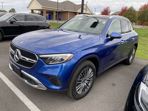 Used 2025 Mercedes-Benz GLC 300 4MATIC image 4