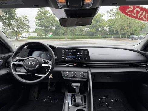 Used 2025 Hyundai Elantra SE w/ Cargo Package FWD image 31