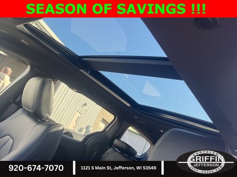 Used 2025 Chrysler Pacifica Select image 13