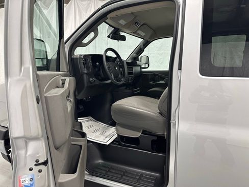 Used 2025 Chevrolet Express 3500 LT w/ LT Preferred Equipment Group image 10