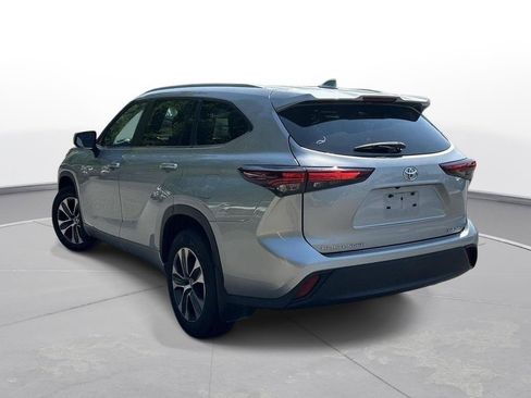 Used 2024 Toyota Highlander XLE AWD/4WD image 7