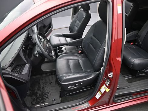 Used 2015 Toyota Sienna SE image 12