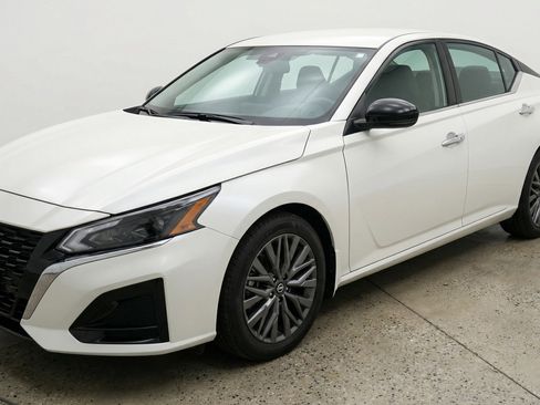 Used 2025 Nissan Altima 2.5 SV FWD image 3