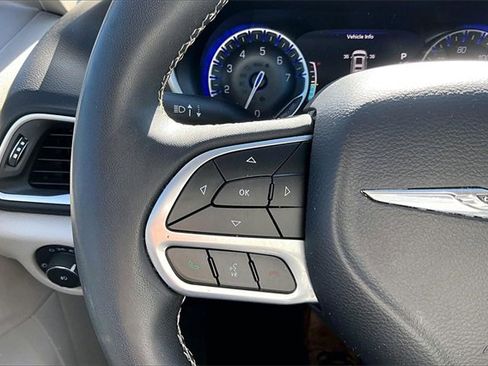 Used 2024 Chrysler Pacifica Touring-L image 18
