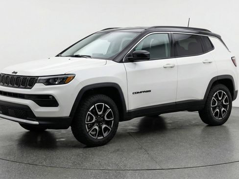 Used 2025 Jeep Compass Trailhawk AWD/4WD image 3