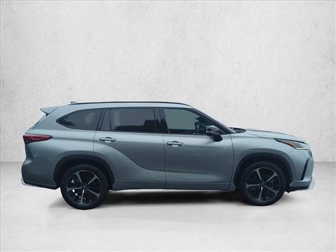 Used 2021 Toyota Highlander XSE FWD image 4