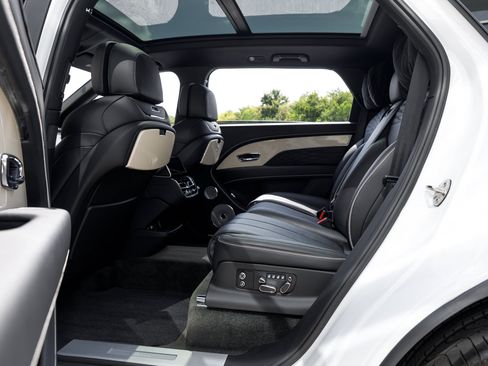 Certified 2023 Bentley Bentayga Extended Wheelbase AWD/4WD image 28