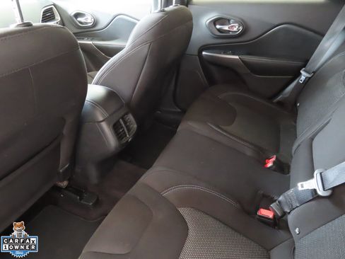 Used 2019 Jeep Cherokee Latitude w/ Popular Appearance Group FWD image 20
