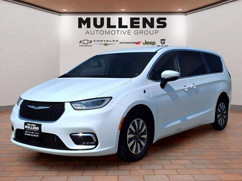 Used 2023 Chrysler Pacifica Touring-L FWD image 1