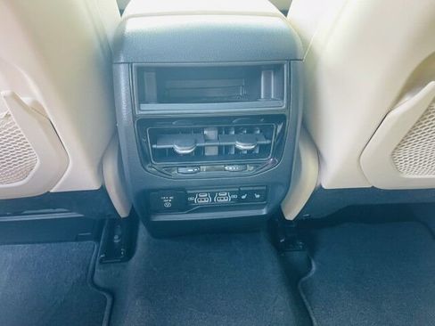 Used 2025 Jeep Grand Cherokee Limited w/ Luxury Tech Group II AWD/4WD image 17