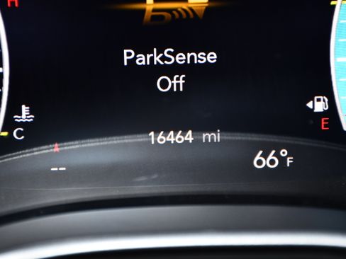 Used 2025 Chrysler Pacifica Select AWD/4WD image 17
