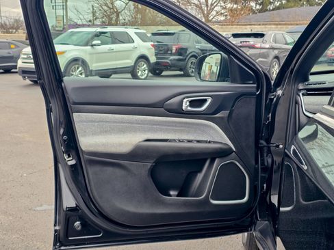 Used 2024 Jeep Compass Latitude image 25