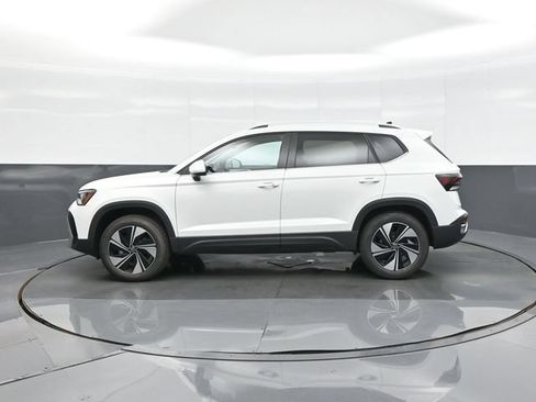 Used 2025 Volkswagen Taos SE AWD/4WD image 4