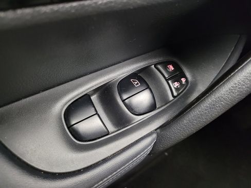 Used 2018 Nissan Rogue S AWD/4WD image 27