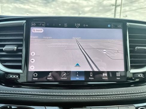 Used 2024 Chrysler Pacifica Limited FWD image 18