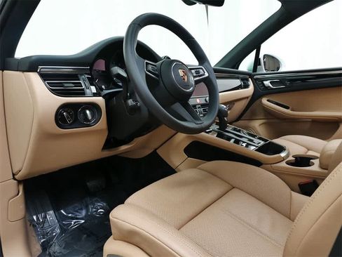 Used 2025 Porsche Macan image 4