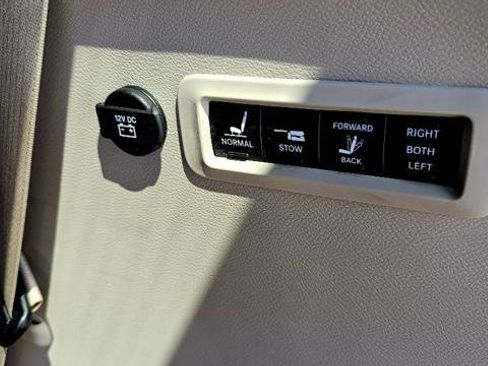 Used 2019 Chrysler Pacifica Limited FWD image 29
