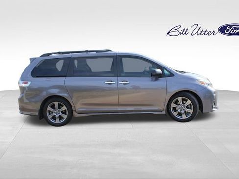 Used 2019 Toyota Sienna SE image 4