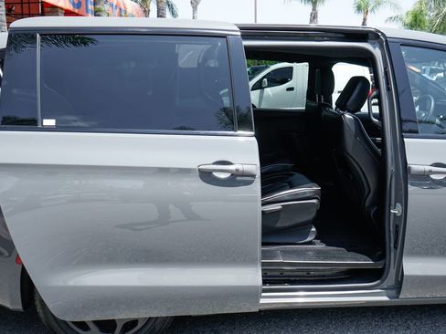 Used 2022 Chrysler Pacifica Limited w/ S Appearance Package FWD image 13