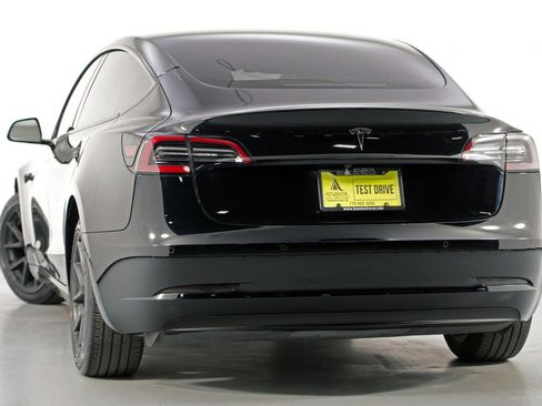 Used 2022 Tesla Model 3 Standard Range image 5
