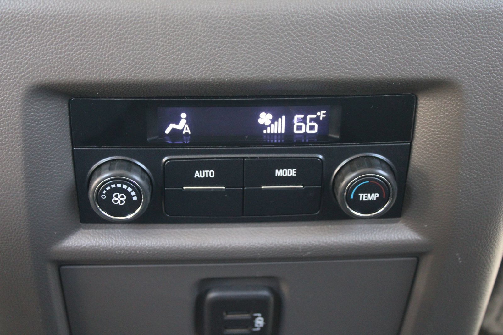 Used 2020 Chevrolet Traverse LT FWD image 28